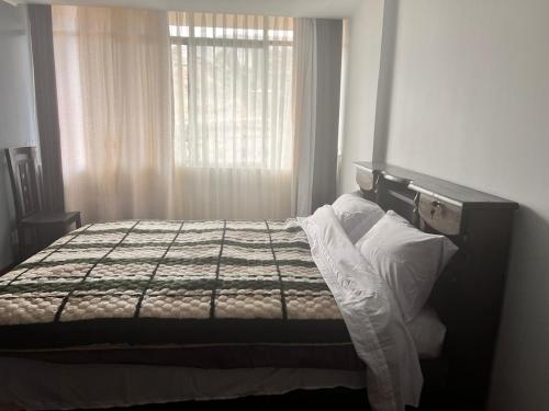 Ce lit se trouve dans un dortoir doté d'une fenêtre et d'un lit sidx sidx. dans l'établissement 歇脚休息, à La Playa Bejarano