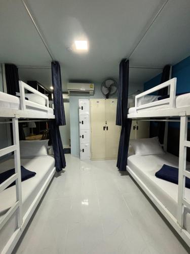 Letto o letti a castello in una camera di The One Hostel Phi Phi Island