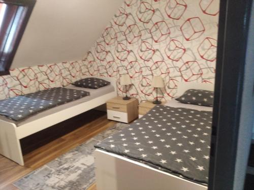 Una cama o camas en una habitación de Apartmány City