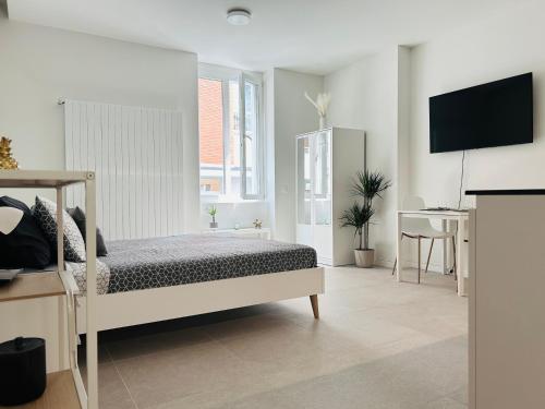 Golden Suite - Stylish and with FREE Parking! photo 2