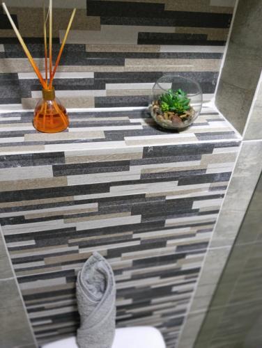 a bathroom with a tile floor with a bowl of plants at Hospedaje samfer in Envigado