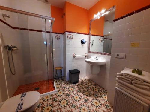 a bathroom with a shower and a sink at Casa Rural La Fuente del Coso in Cabeza la Vaca