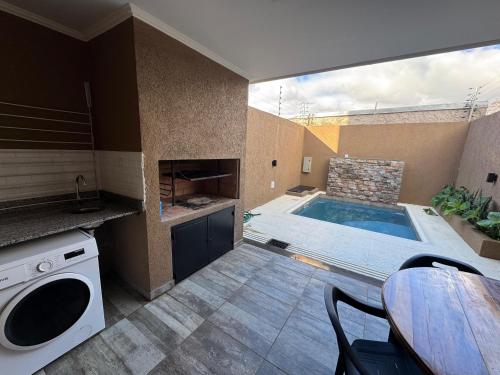 eine Küche mit einem Swimmingpool mit einem Tisch und einem Tisch in der Unterkunft Exclusive Dúplex Iguazú in Puerto Iguazú