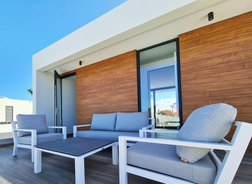 a living room with two chairs and a table at Tuscany Residence Aruba in Palm-Eagle Beach