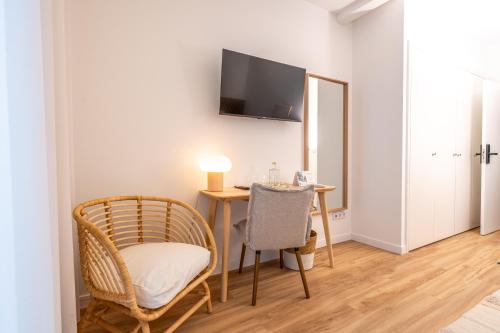 a room with a desk and a chair and a television at Ápice - by Azores Green Villas in São Vicente Ferreira