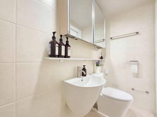 a white bathroom with a toilet and a sink at STYLEINN#NewlyBuilt#IKEA #KSPO #AsanHospital #12PMCheckOut in Seoul