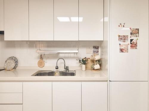a white kitchen with a sink and white cabinets at STYLEINN#NewlyBuilt#IKEA #KSPO #AsanHospital #12PMCheckOut in Seoul