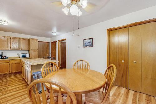 Η κουζίνα ή μικρή κουζίνα στο Rustic Woodland Retreat- Unit B