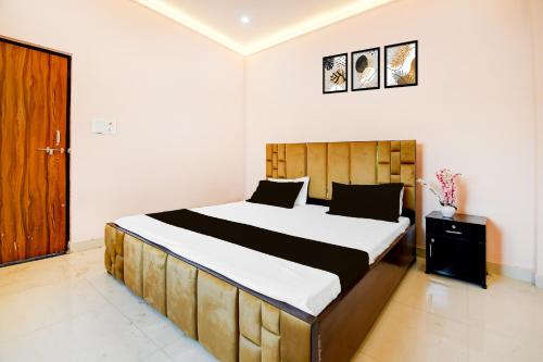 En eller flere senge i et værelse på Hotel O Valencia Stay