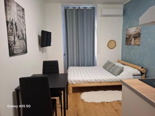 Camera piccola con letto e tavolo da pranzo. di City Studio Ana a Fiume (Rijeka)