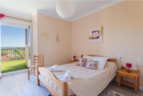 Un dormitorio con una cama grande y una ventana grande en Mar i Munt, en Banyuls-dels-Aspres