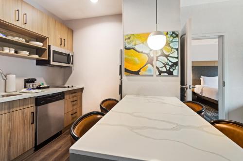 Кухня или мини-кухня в Homewood Suites Beaumont
