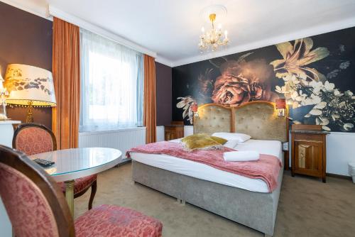 a bedroom with a bed with a cat laying on it at Corso, Zimmer & Cafe, Hotel Garni in Pressbaum