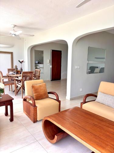 Posezení v ubytování Unmatched Oceanfront Living in Grand Case