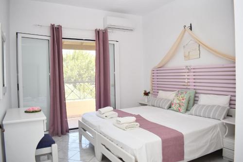 Postel nebo postele na pokoji v ubytování Harmony Corfu Apartments & Studios