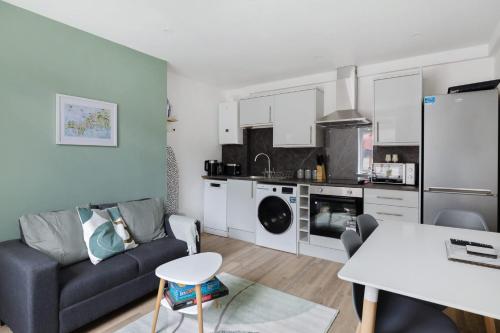 Η κουζίνα ή μικρή κουζίνα στο Convenient and Modern 2 Bed Apartment in Saltash