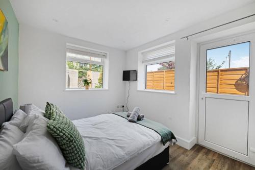 Ένα ή περισσότερα κρεβάτια σε δωμάτιο στο Convenient and Modern 2 Bed Apartment in Saltash