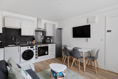 Η κουζίνα ή μικρή κουζίνα στο Convenient and Modern 2 Bed Apartment in Saltash