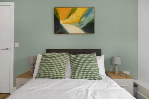 Ένα ή περισσότερα κρεβάτια σε δωμάτιο στο Convenient and Modern 2 Bed Apartment in Saltash