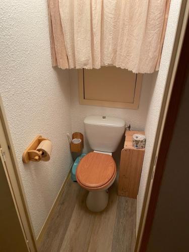 a small bathroom with a toilet and a window at OZ station 3300m studio mountain in Oz