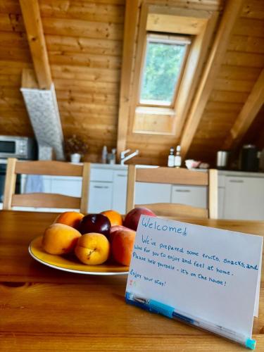 a plate of fruit on a table with a sign at Dachwohnung in Flughafennähe in Kloten