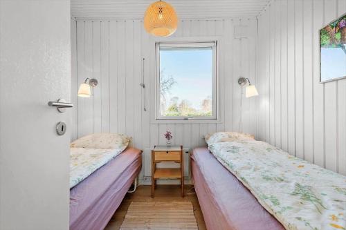 due letti in una stanza con finestra di 30397-Odder-Nordbyvej-4 a Odder