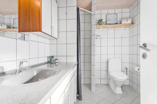 un bagno bianco con lavandino e WC di 30397-Odder-Nordbyvej-4 a Odder