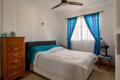 een slaapkamer met een bed, een ladekast en een raam bij CasaBlanka in Parque Holandes