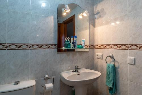 un baño con lavabo y espejo en CasaBlanka, en Parque Holandes
