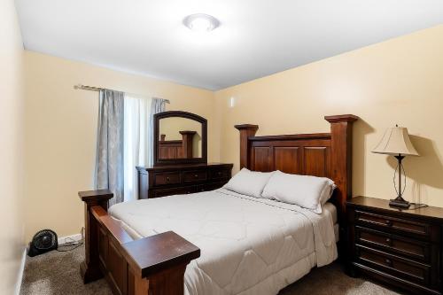 Postel nebo postele na pokoji v ubytování Wallkill 4BR Retreat Large Yard Pet Friendly