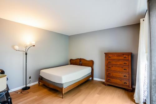 Postel nebo postele na pokoji v ubytování Wallkill 4BR Retreat Large Yard Pet Friendly