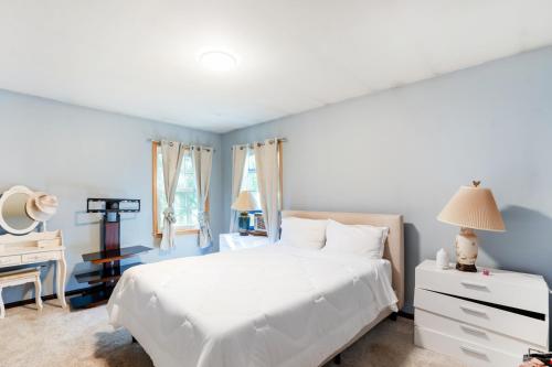 Postel nebo postele na pokoji v ubytování Wallkill 4BR Retreat Large Yard Pet Friendly