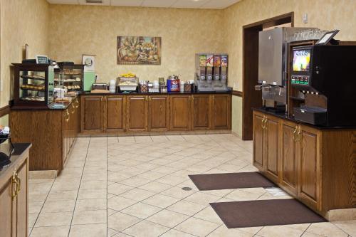 Příslušenství pro přípravu čaje a kávy v ubytování Country Inn & Suites by Radisson, Grand Rapids East, MI