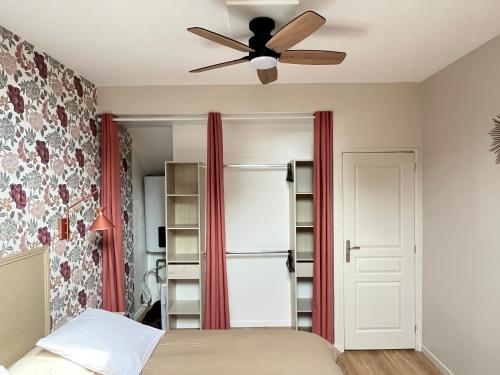 Ένα ή περισσότερα κρεβάτια σε δωμάτιο στο Gîte cosy tout confort - Le palmier