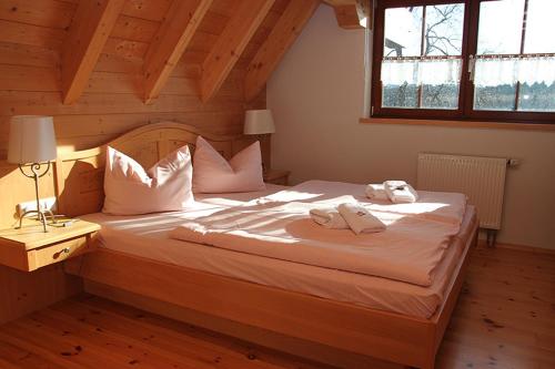 A bed or beds in a room at Ferienanlage Zum Silberstollen 2 Häuser am Berg Polderhof und Weißeritzhütte