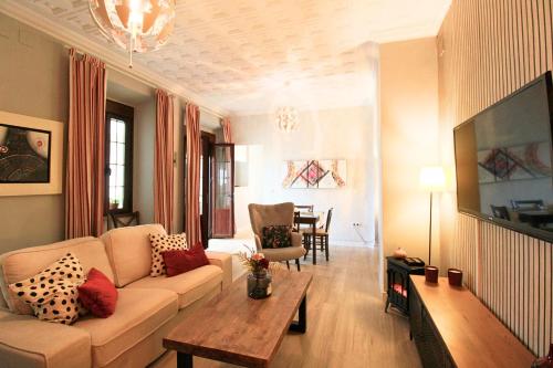 a living room with a couch and a table at Apartamento El Rincón del Viajero by SIERRA VIVA in Aracena