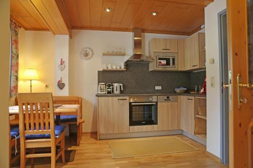A kitchen or kitchenette at Mühlradl Apartments Gosau