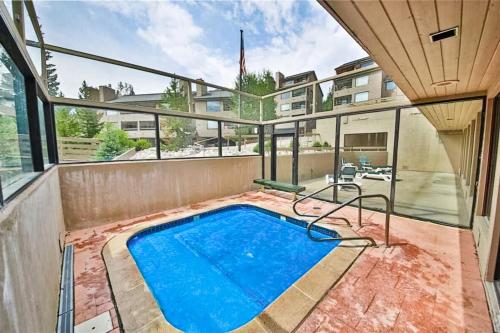 una piscina en el balcón de un edificio en Snowblaze Condominiums C14, en Winter Park