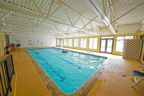 una gran piscina en una habitación grande en Snowblaze Condominiums C14, en Winter Park
