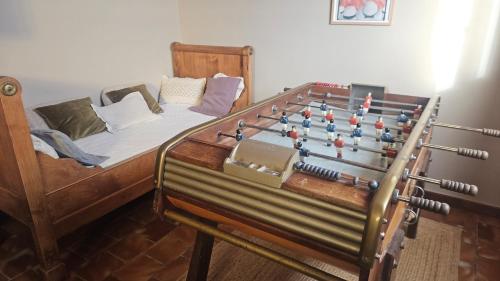 un letto con struttura in legno con una grande scacchiera di Villa Farniente a Sète