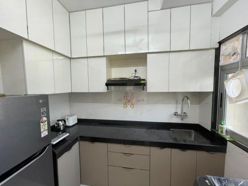 Kuchyň nebo kuchyňský kout v ubytování 2bhk in mumbai spacious