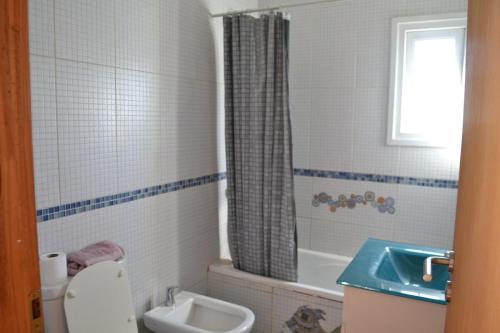 a bathroom with a toilet and a sink at Casa Hábitat - Habitaciones en casa compartida con baño privado in San Martín de los Andes