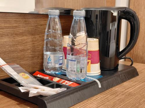 a tray with two bottles of water and a blender at شقق منازل الشرقية للشقق الفندقية in Dammam