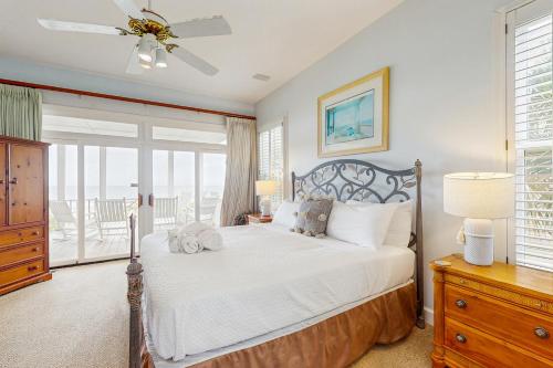 アイル・オブ・パームズにあるOcean Boulevard 802の白いシーツと窓のあるベッドのある寝室