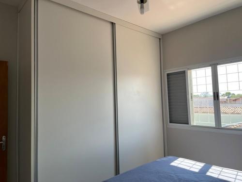 a bedroom with a bed and a window at Casa em Lorena perto de Aparecida e Canção Nova in Lorena