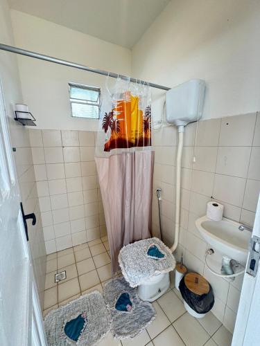 Ένα μπάνιο στο Casa de bairro tranquilo 2 a 8 pessoas com ótima localização e vigia de rua