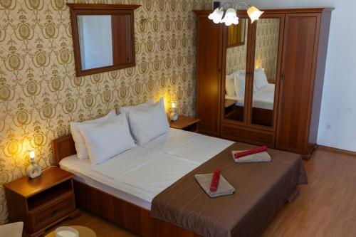 Un dormitorio con una cama con dos toallas encima. en Megy's 2nd Top Central Room, en Sofía