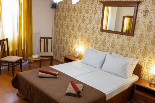 Megy's 2nd Top Central Room