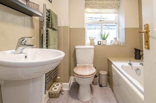 Bilik mandi di Henry's Cottage - Cosy Countryside Escape