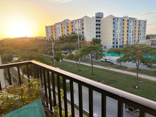 a balcony with a view of a street and buildings at Corazón de quilla in Barranquilla